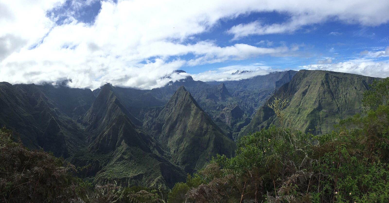 Le cirque de Mafate à La Réunion, ses pitons verts sous les nuages, vu depuis le sentier du Cap Noir