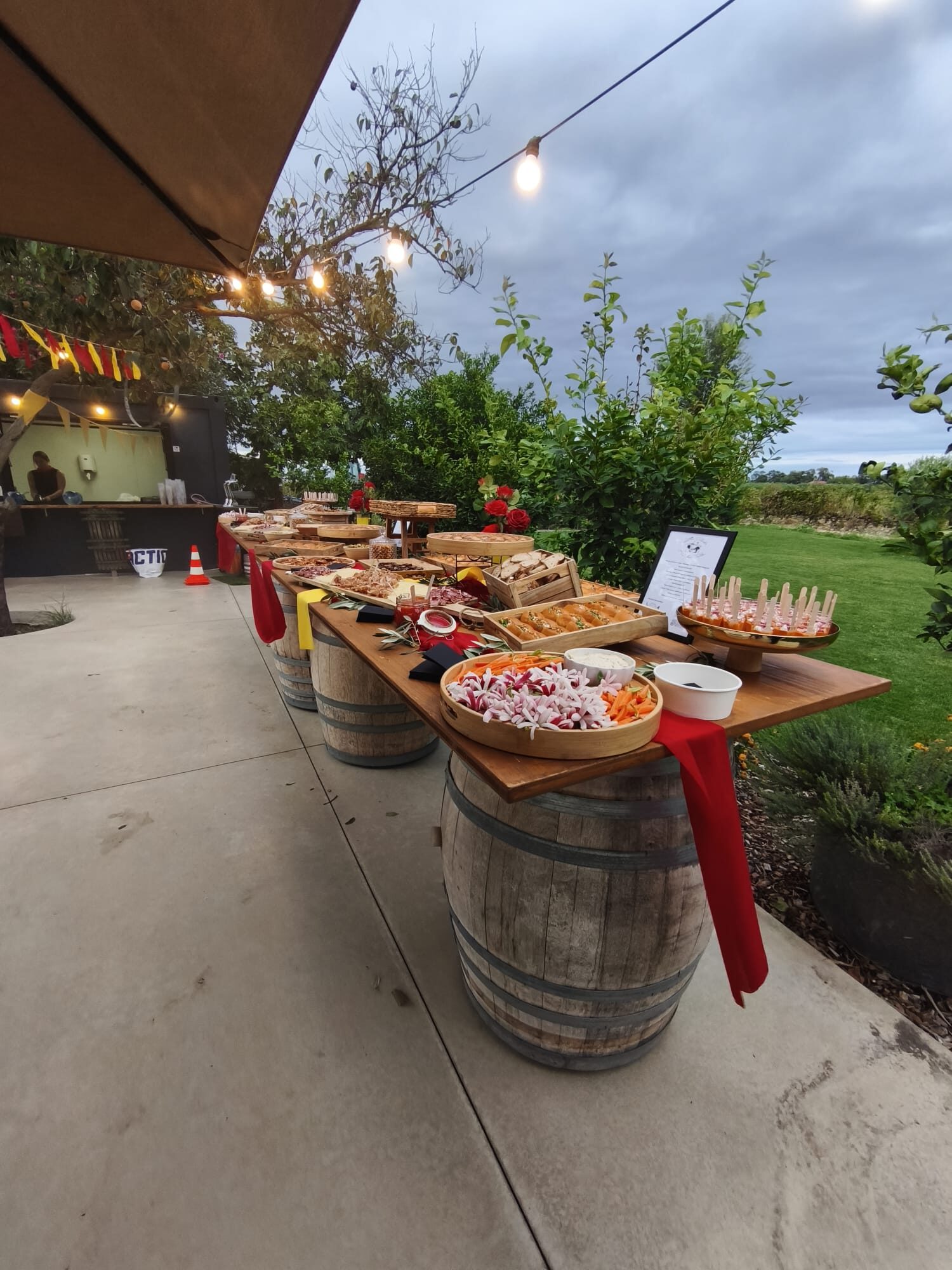 Buffet sur barriques au coucher du soleil