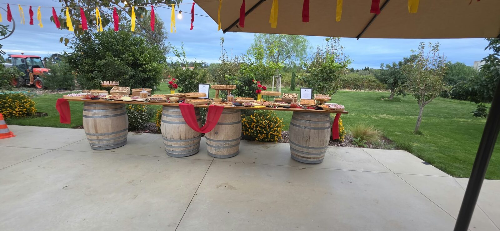 Barriques et parasol décorés aux couleurs catalanes, avant l’arrivée des convives