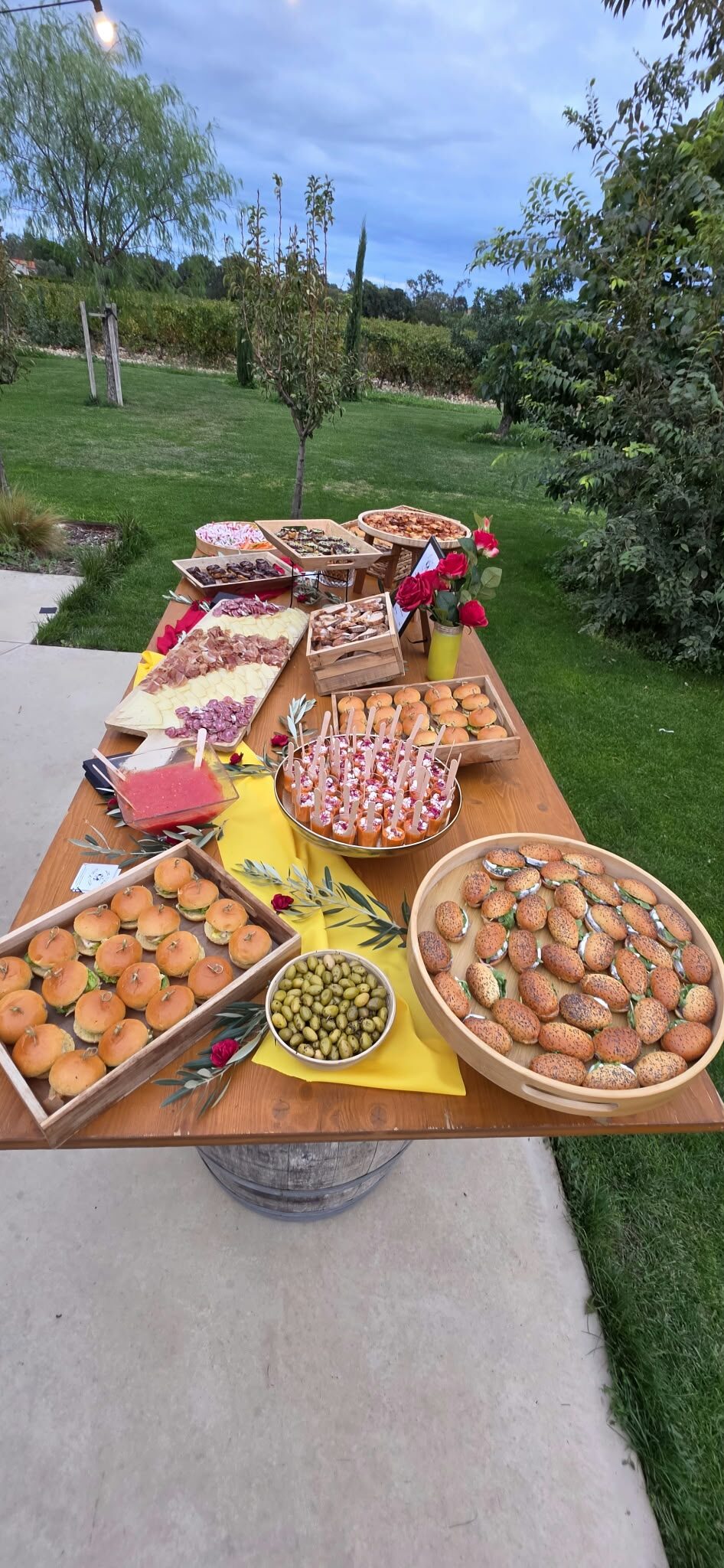 Le buffet vu depuis l’allée