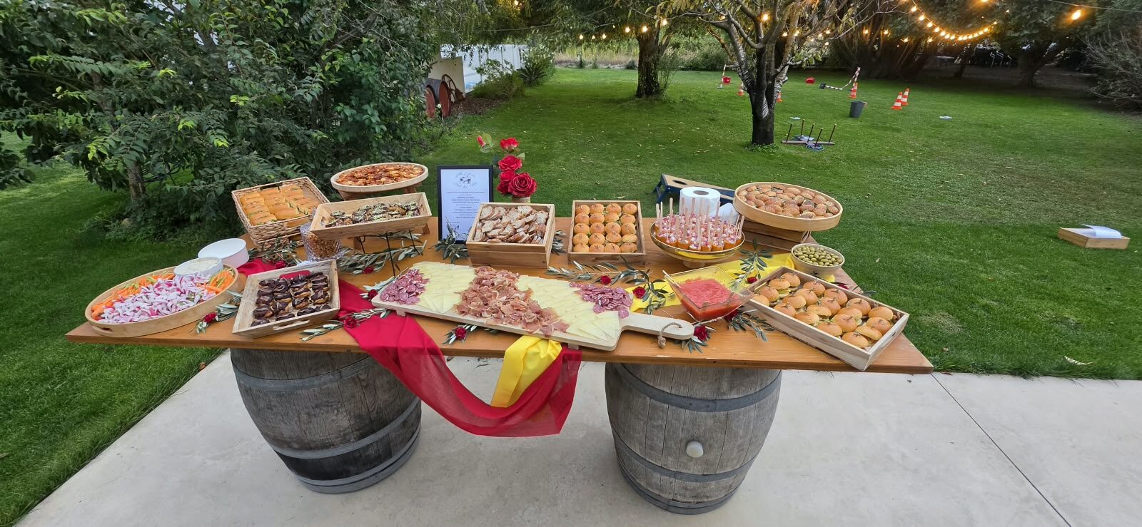 Le buffet vu d’en haut : planches, corbeilles et nappe aux couleurs catalanes