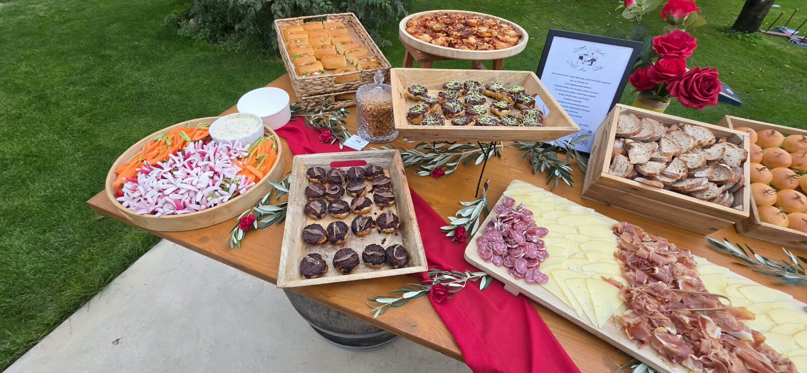 Crudités à croquer, tartelettes et menu encadré