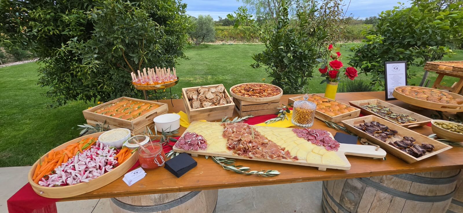 Le buffet complet dressé au jardin, prêt pour les convives