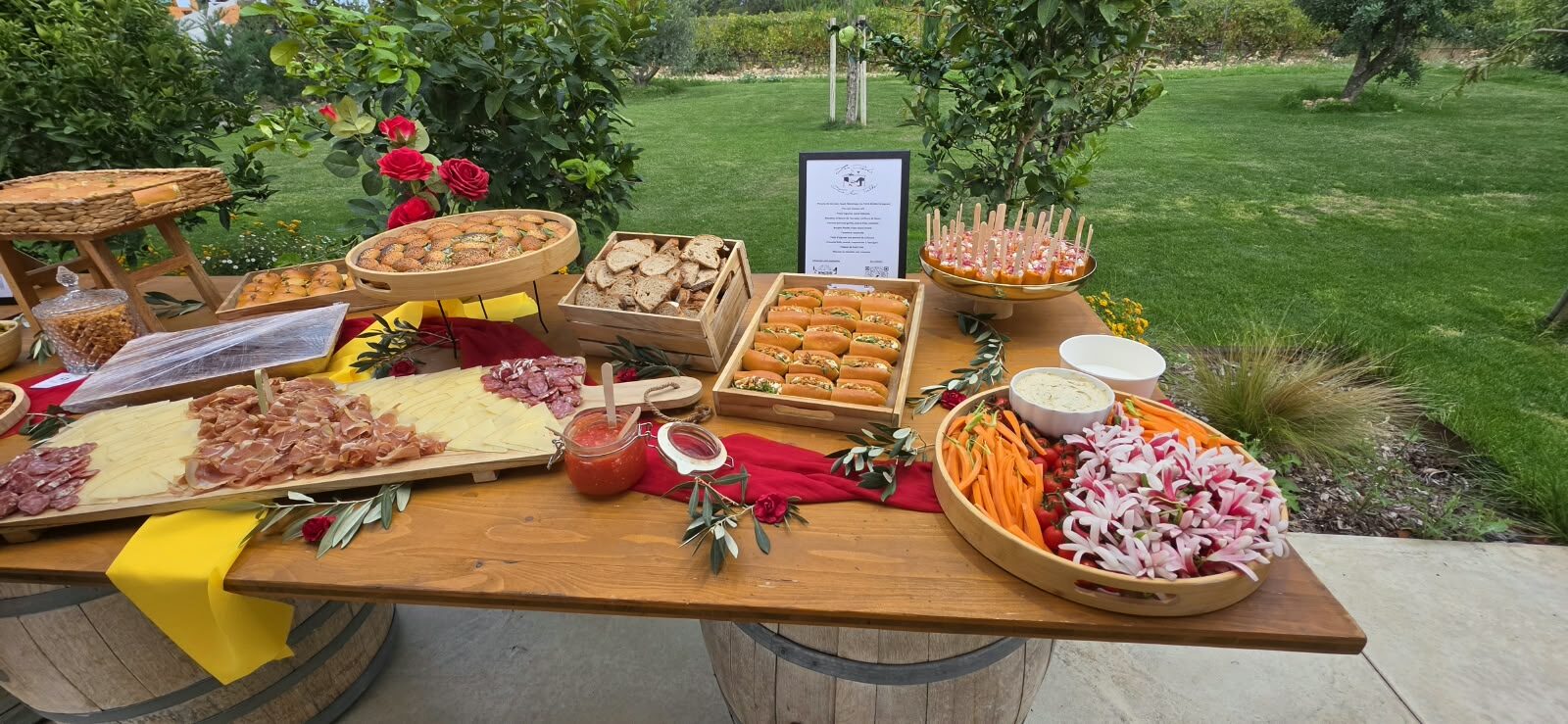 Le buffet dans le jardin, à la tombée du jour