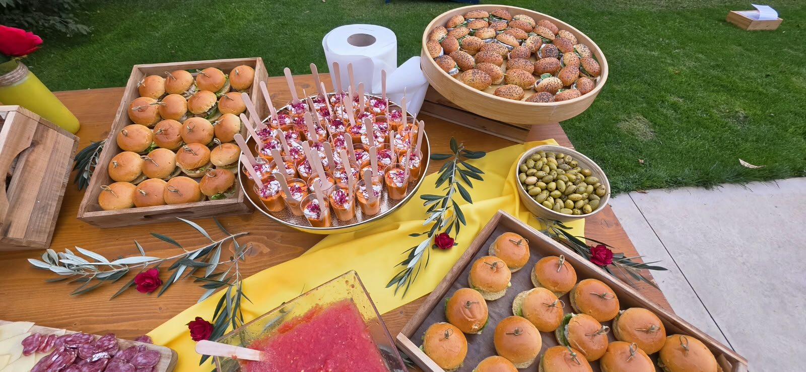 Mini-burgers, olives et brochettes apéritives