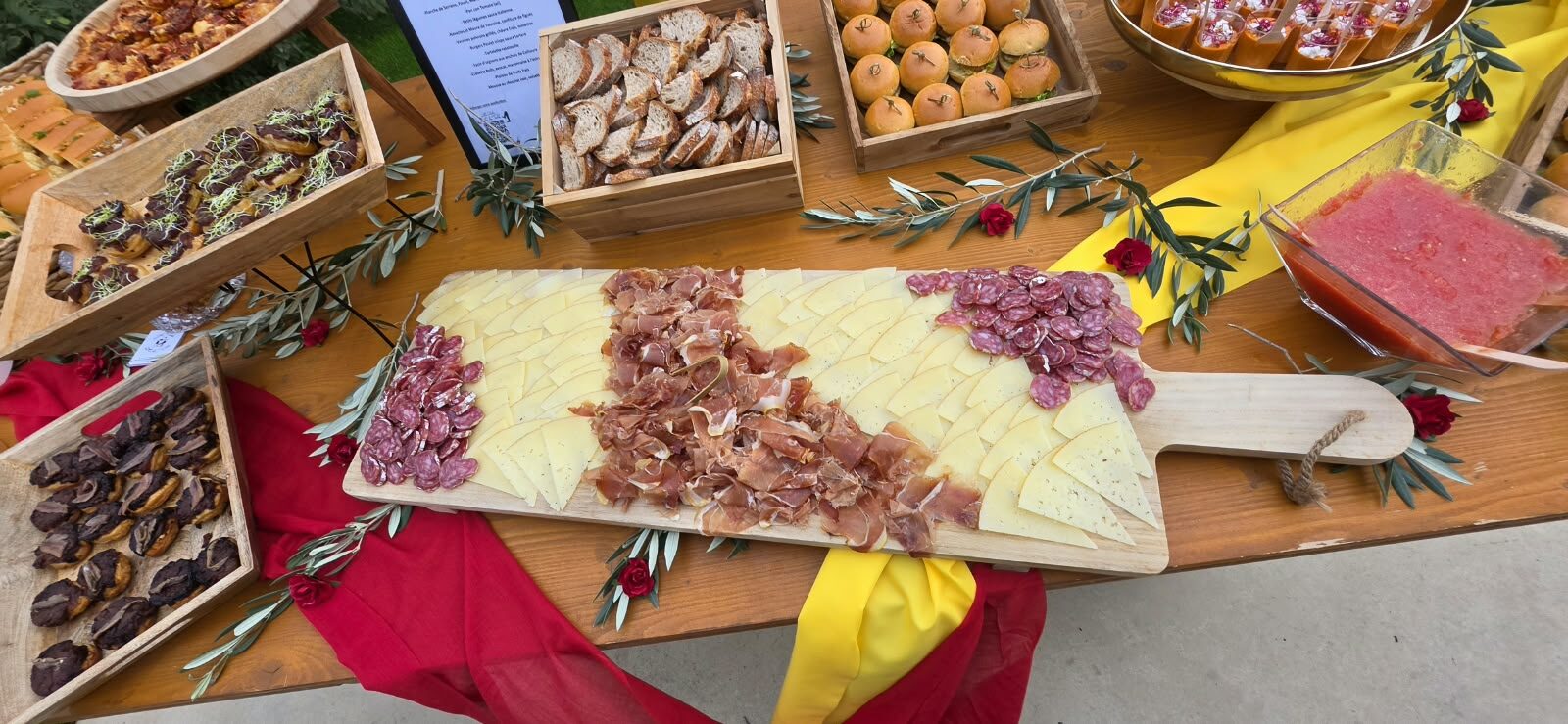 Planche de charcuteries et fromages catalans au centre du buffet