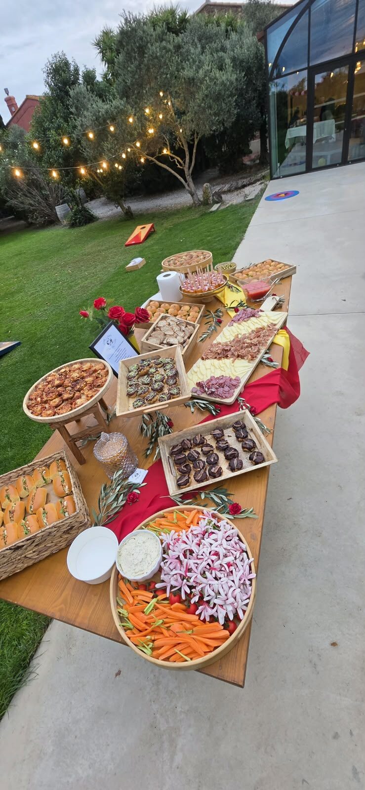 La longue table du buffet, de bout en bout