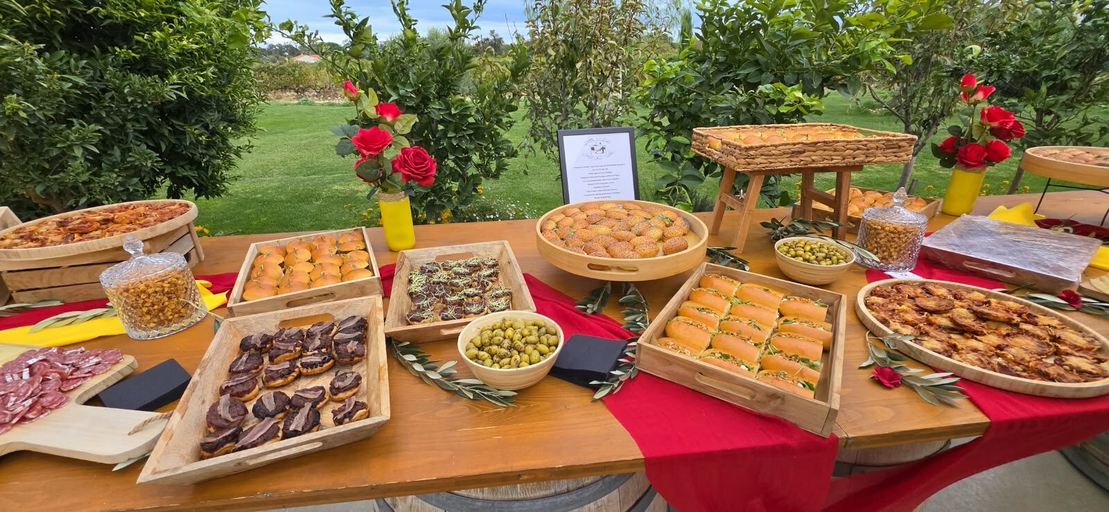 Tartes, mini-burgers et olives