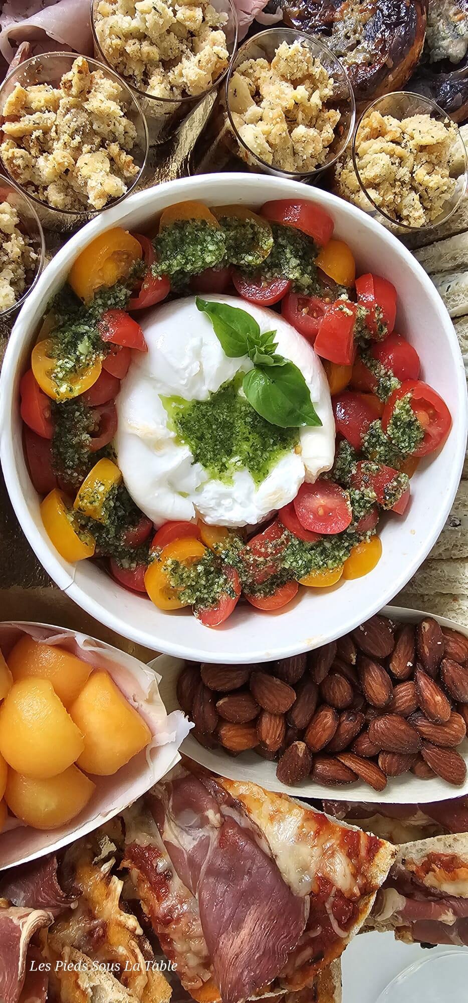 Burrata, tomates cerises, pesto maison : Burrata crémeuse, tomates cerises et pesto maison au basilic.