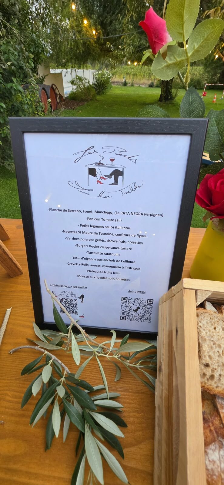 Le menu du buffet, encadré sur la table