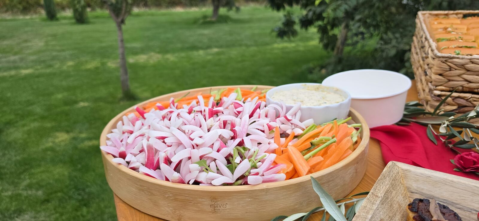 Radis et carottes à croquer, sauce maison