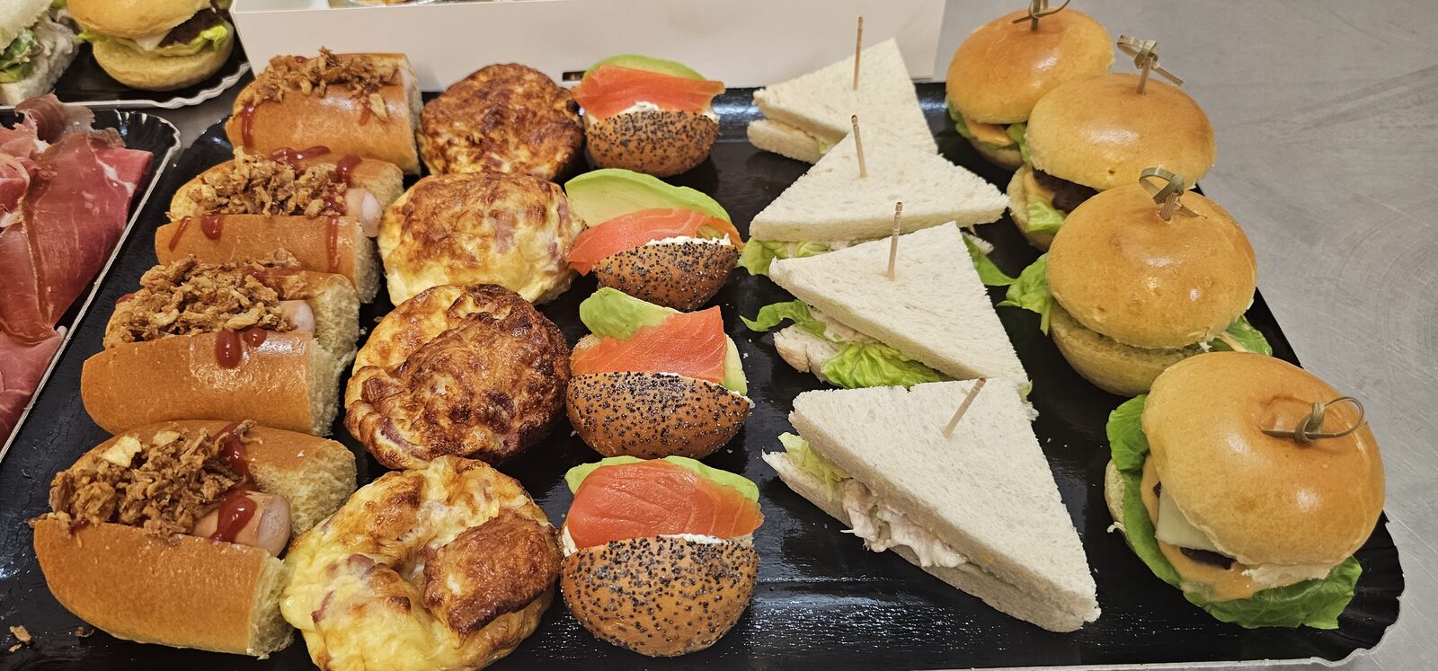 Mini-burgers, croque-monsieur et clubs sandwichs, prêts à partir