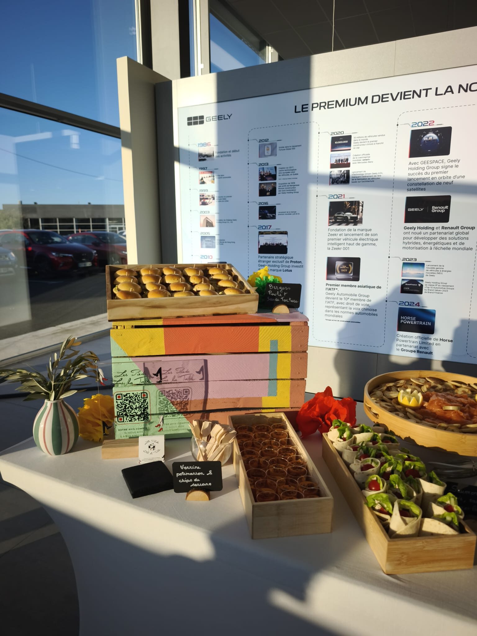 Le buffet devant la vitrine