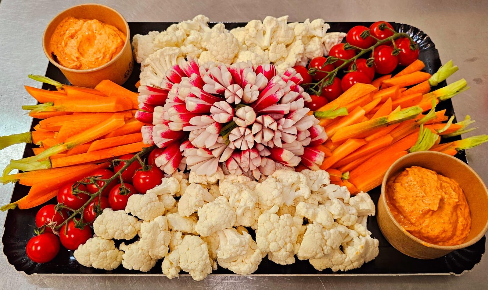 Le Jardin de Léa : Plateau de légumes de saison à croquer, sauce italienne au basilic et tomates séchées.
