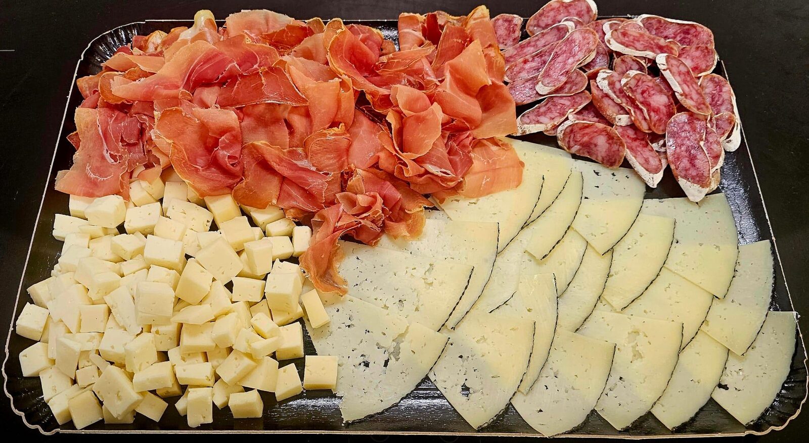 La Catalan : Serrano, fouet catalan, tome catalane, manchego.