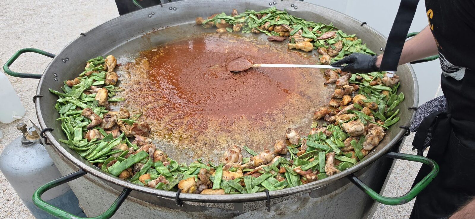 Paella en cours de cuisson