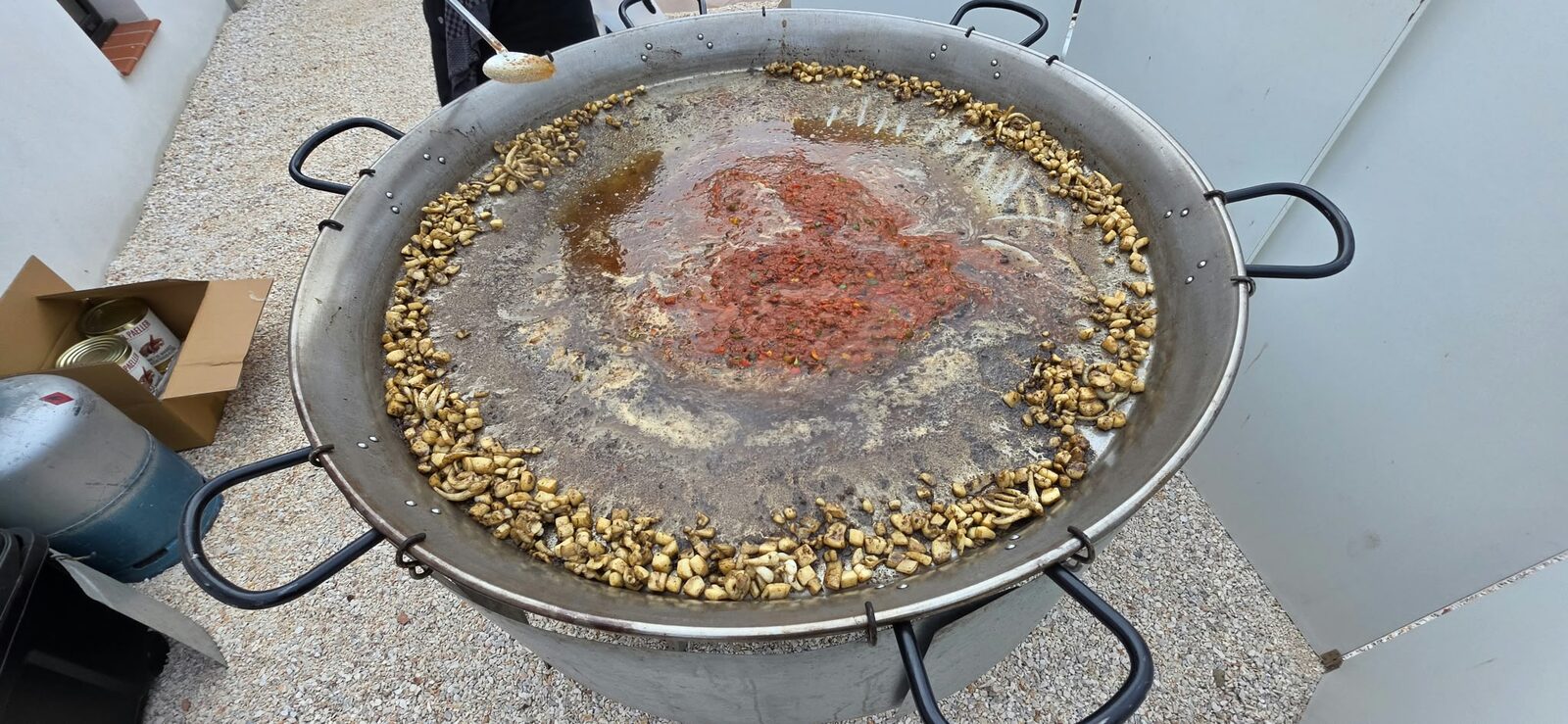 La paella prend forme