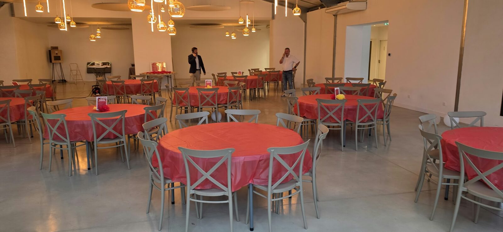 Salle de réception dressée, nappes rouges