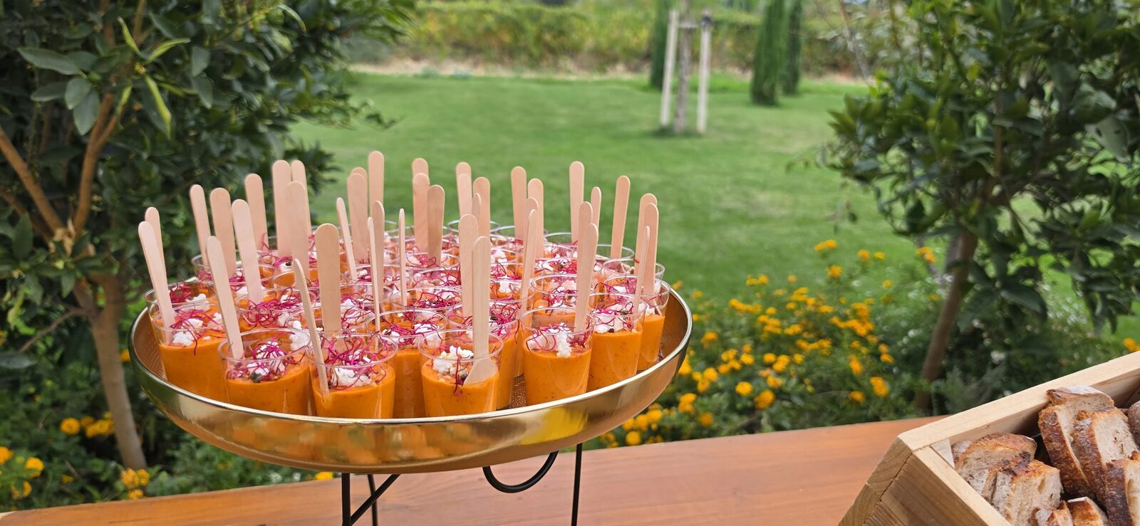 Verrines apéritives sur leur présentoir